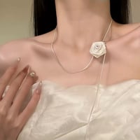 ホワイトローズネックレス