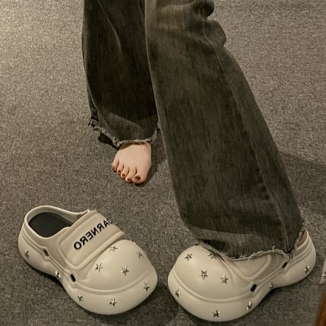 厚底まんまるスタースタッズ付きサンダル