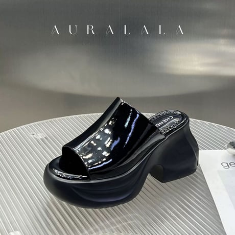 厚底ツヤツヤエナメルサンダル