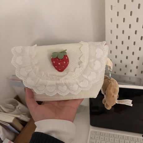 いちご🍓ポイントハートフリルポーチ/化粧ポーチ