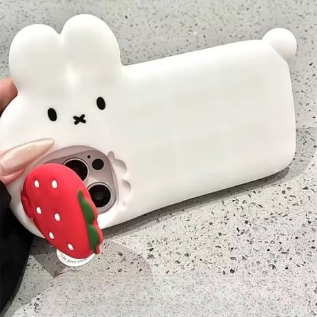 カメラ保護付きうさぎさん🍓iPhoneケース