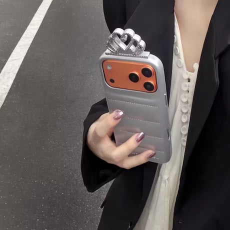 【iPhone17対応】クラウン付きダウンクッション風iPhoneケース
