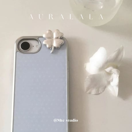 【iPhone17対応】シルバークローバー🍀ブルーiPhoneケース