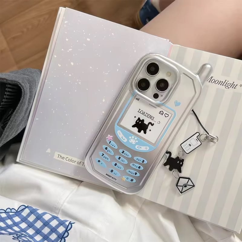 デザイナーズ　ハンドメイド　スマホケース　iPhone Y2K iPhone17対応💡】Y2Kクロネコガラケー風iPhoneケース | AURALALA |
