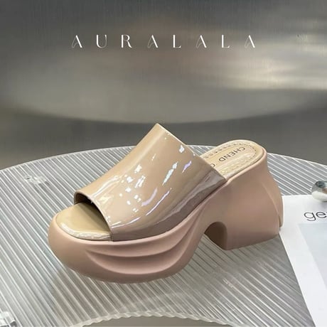 厚底ツヤツヤエナメルサンダル