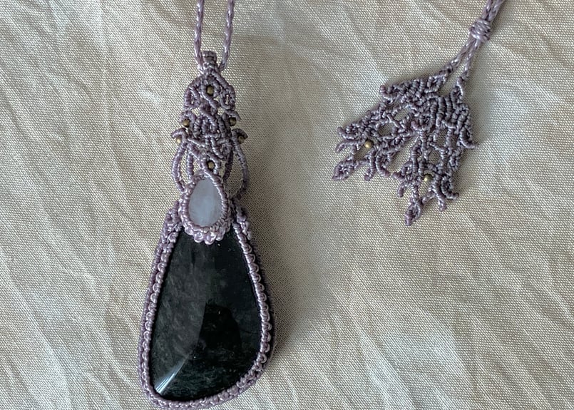 ウィチョールオブシディアン と ローズクォーツ の ネックレス
