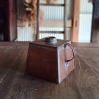 銅製の取手付きの入れ物
