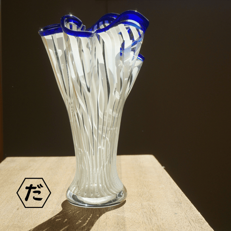 フリルガラスの白い花瓶
