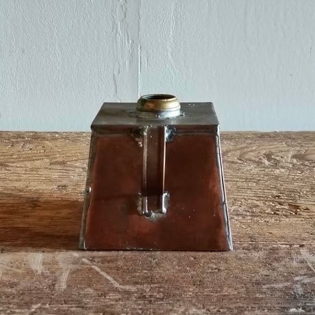 銅製の取手付きの入れ物