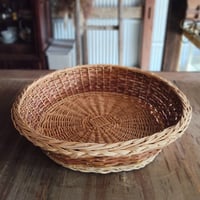 ツートンカラーの平かご