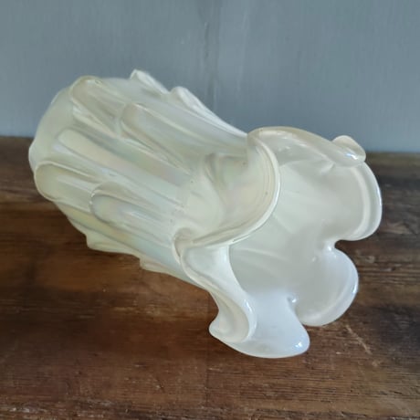 白いフリルガラスの花器