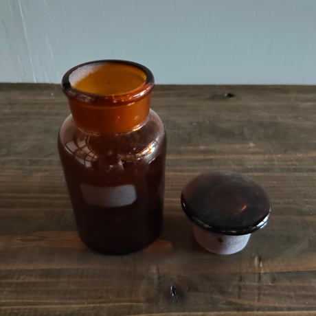 蓋付き薬瓶／茶色大9