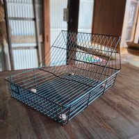 青いワイヤーカゴ