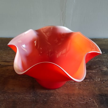 赤いフリルガラスの花器