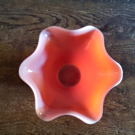 赤いフリルガラスの花器