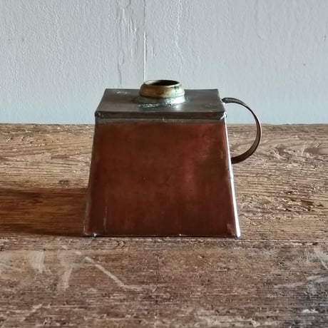 銅製の取手付きの入れ物