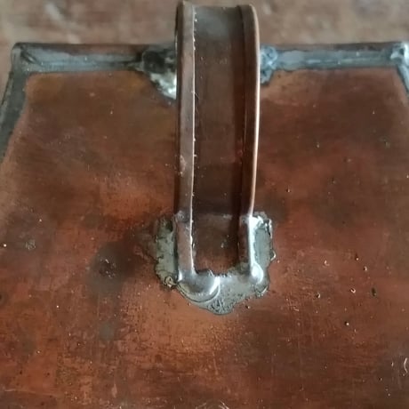 銅製の取手付きの入れ物
