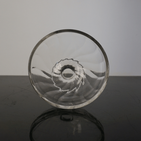 古いガラスの氷器／C