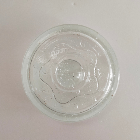 蓋付きの古いガラス瓶C