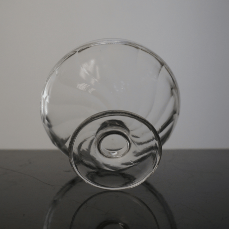 古いガラスの氷器／C
