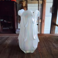 白いフリルガラスの花器