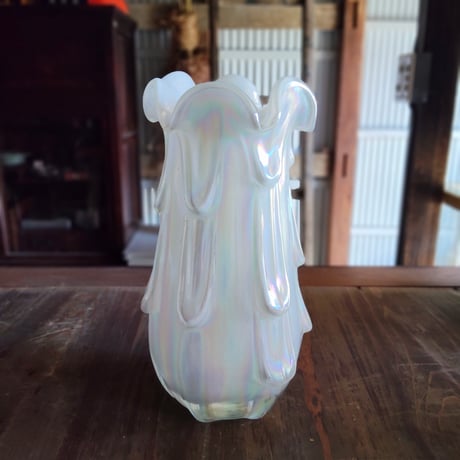 白いフリルガラスの花器