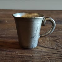 銀色の持ち手付きカップ