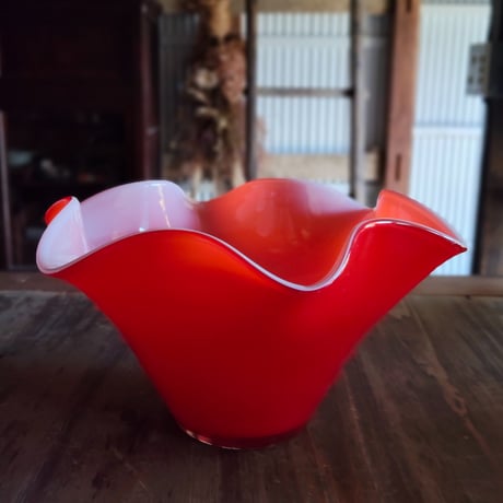 赤いフリルガラスの花器