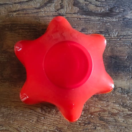 赤いフリルガラスの花器