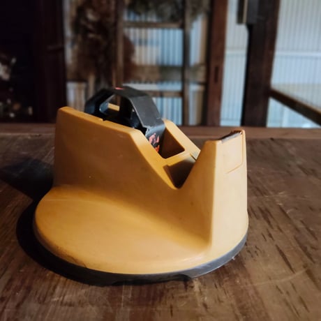 回転するテープカッター