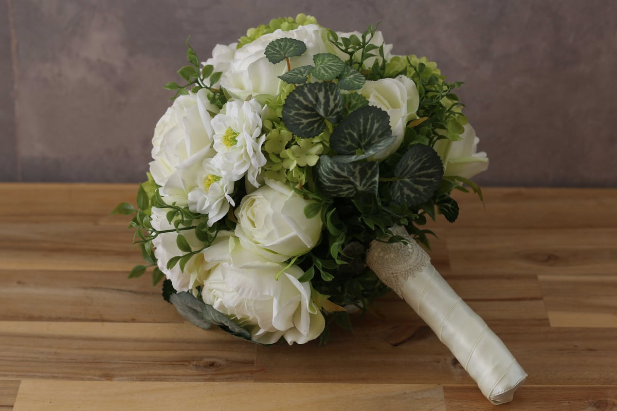 Artificial flower bouquet｜白とグリーンのアーティフィシャル