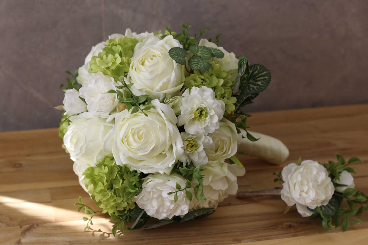 Artificial flower bouquet｜白とグリーンのアーティフィシャル