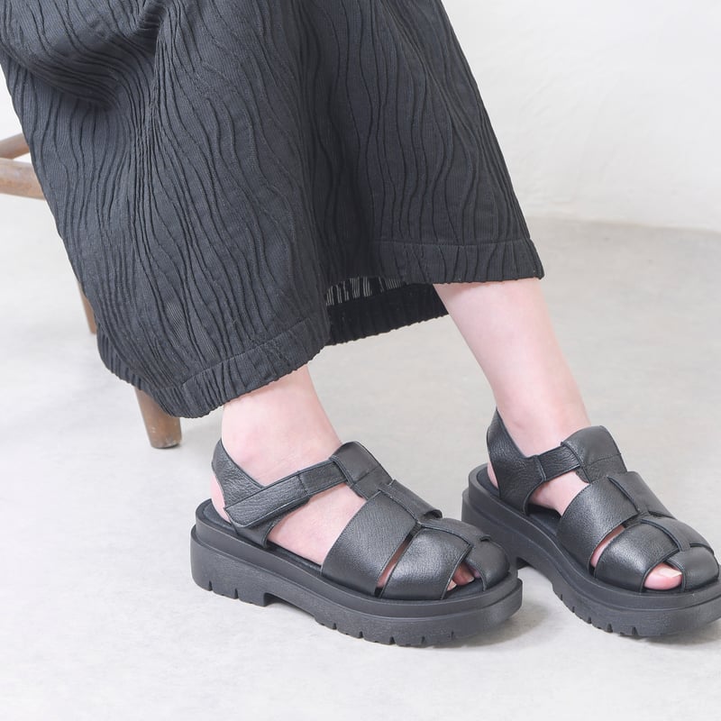 履いたそばからなじむ隠す厚底サンダル ブラック | 外反母趾でも痛く