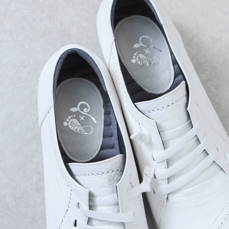 履いたそばからなじむ旅スニーカー ホワイト | 外反母趾でも痛く