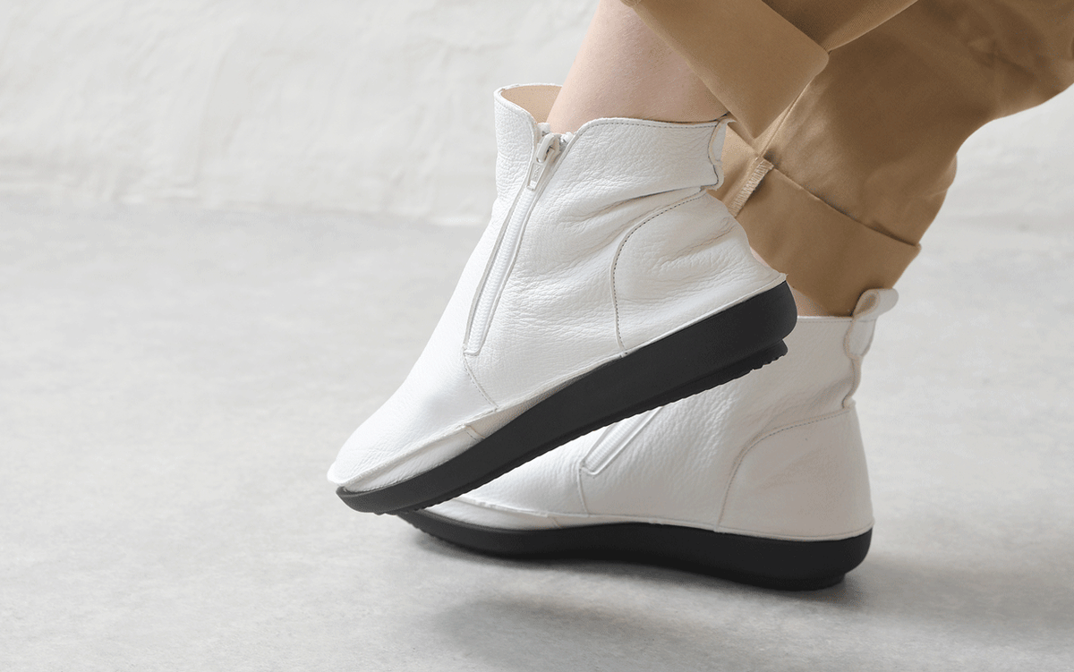 履いたそばからなじむドライビングブーツ ホワイト | 外反母趾でも痛く