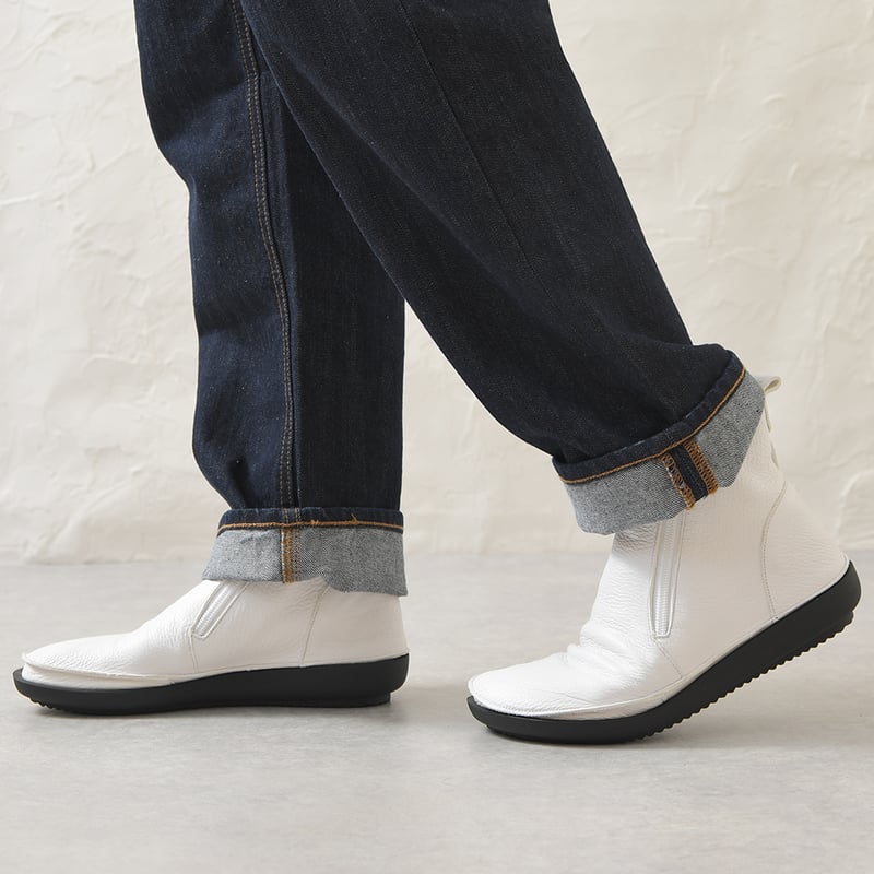 履いたそばからなじむドライビングブーツ ホワイト | 外反母趾でも痛く
