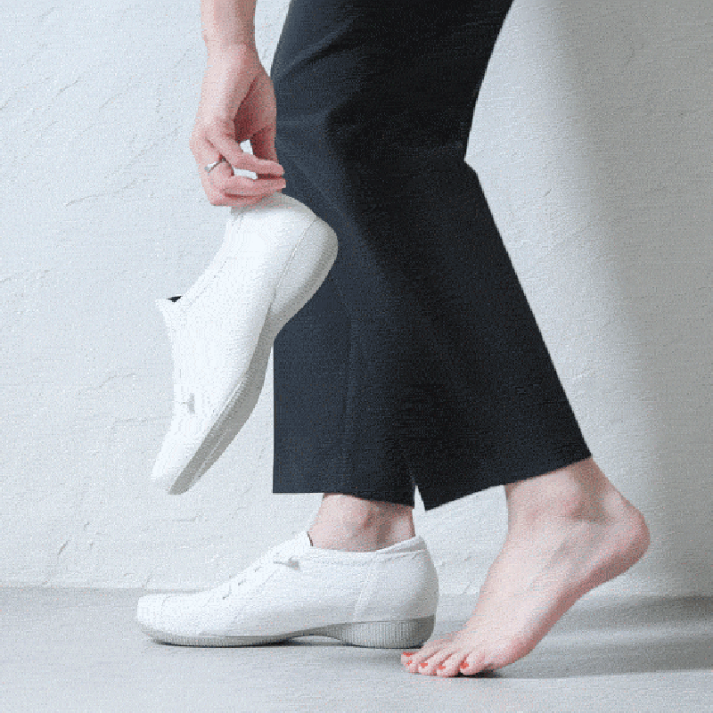 履いたそばからなじむ旅スニーカー ホワイト | 外反母趾でも痛くない