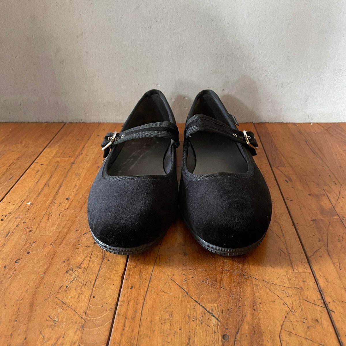 ベロアストラップフラットシューズ／Nigro(黒)【victoria(ヴィクトリア