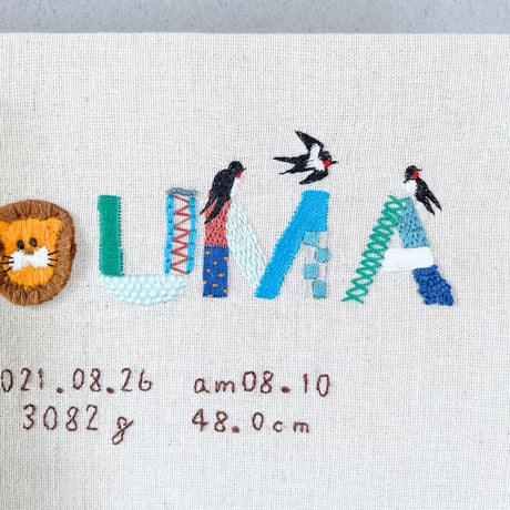 ネームボード／アルファベットモチーフ／手刺繍 命名書／オーダーメイド／バースボード