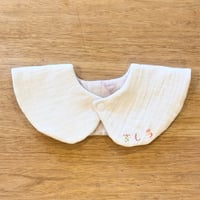 刺繍ネーム入りベビースタイ／付け襟風／リバーシブル／オーダーメイド