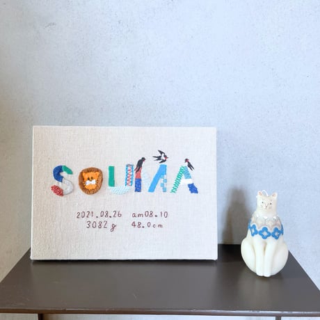 ネームボード／アルファベットモチーフ／手刺繍 命名書／オーダーメイド／バースボード