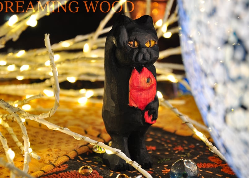 めで鯛を持った招き猫 Ornament of a beckoning cat holding 