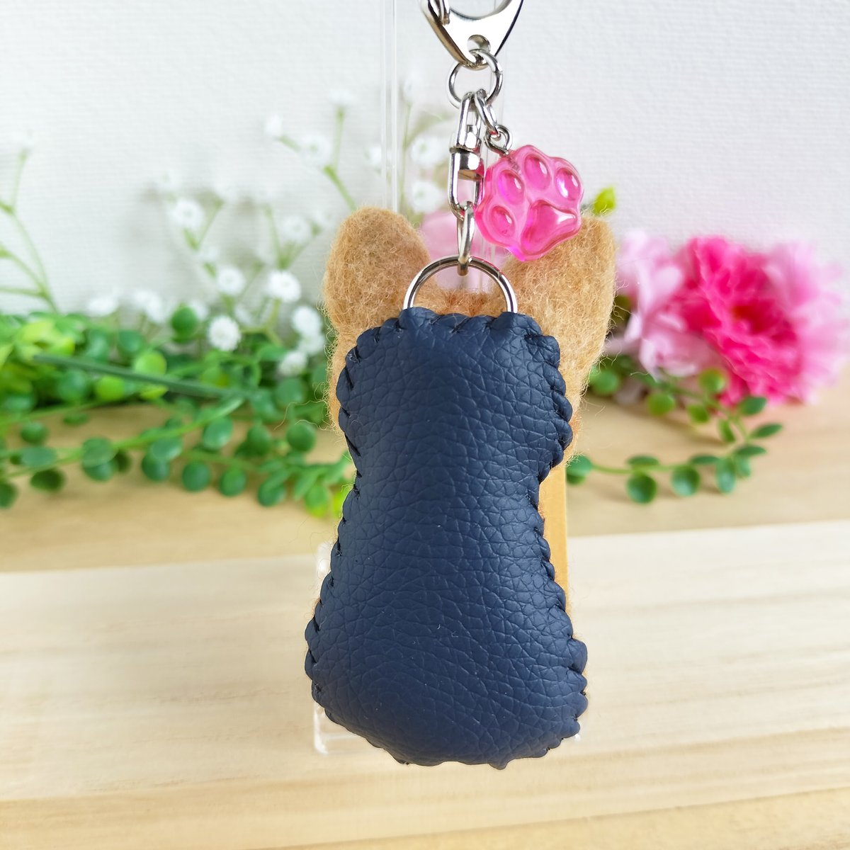 羊毛ネコ＊おすわりポーズキーホルダー(茶白) | MoMo色の、そら