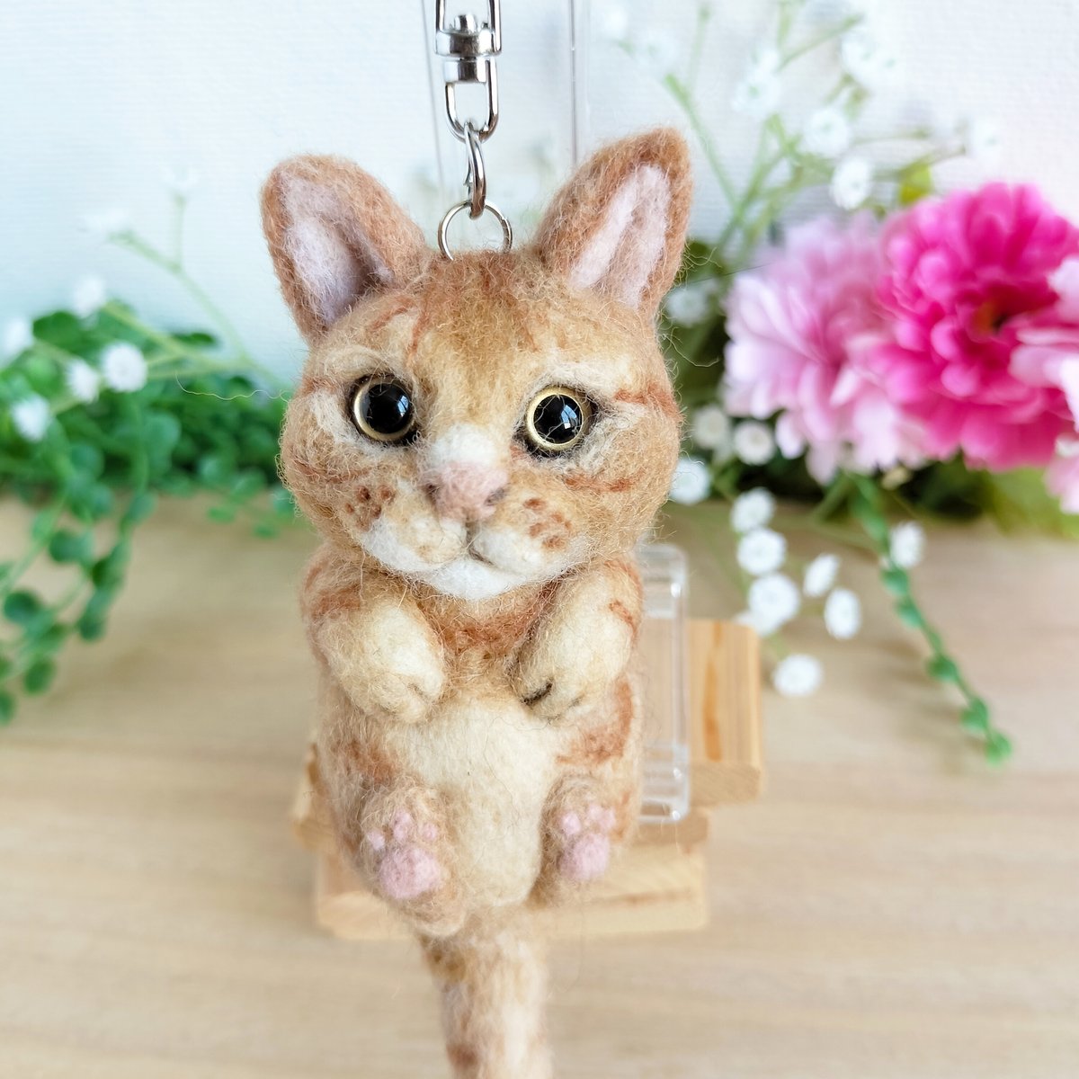 ぐでねこちゃんと花びらタッセル　チャーム　とらねこ 羊毛ネコ＊にゃんポーズキーホルダー(茶トラ) | MoMo色の、そら
