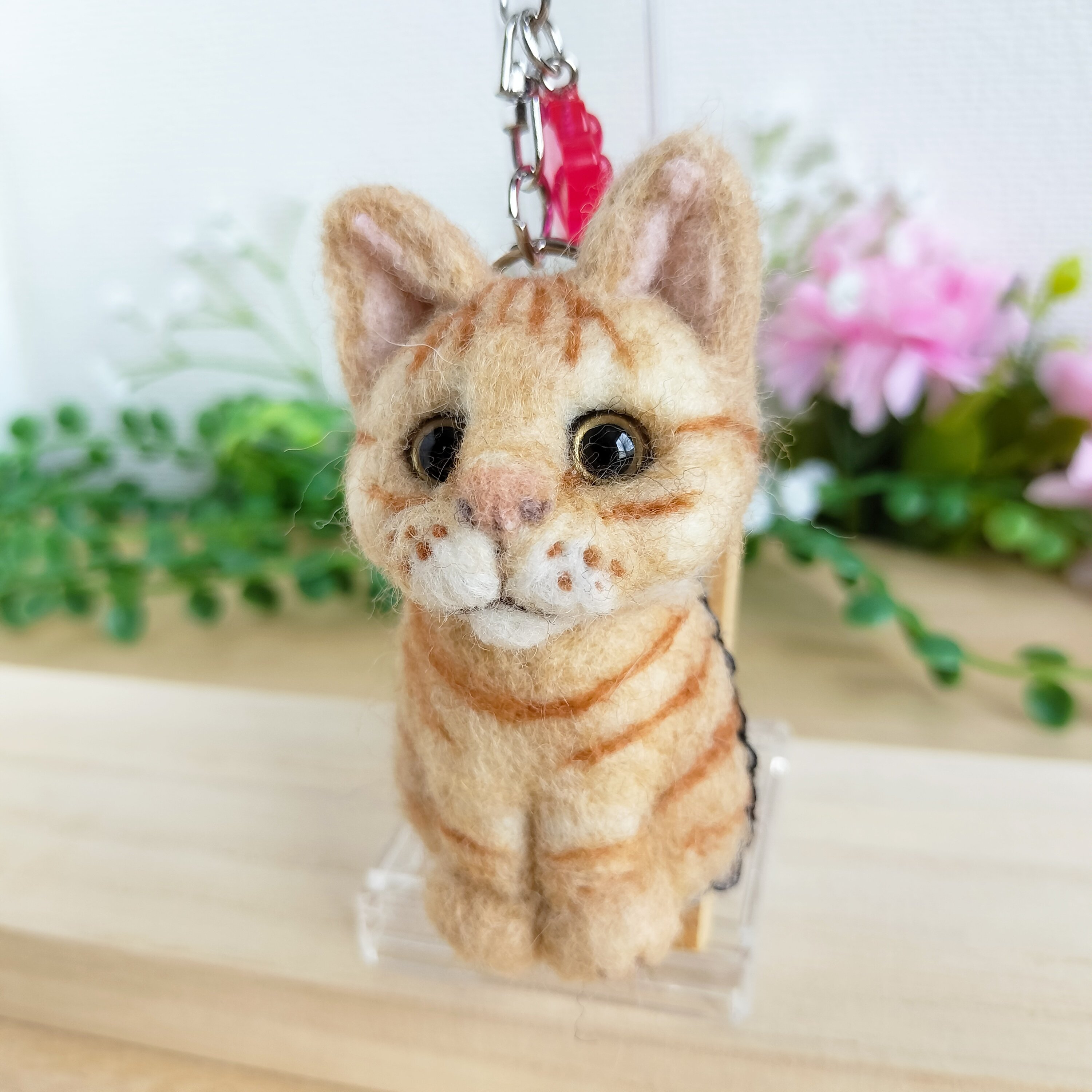 羊毛ネコ＊おすわりポーズキーホルダー(茶トラ) | MoMo色の、そら