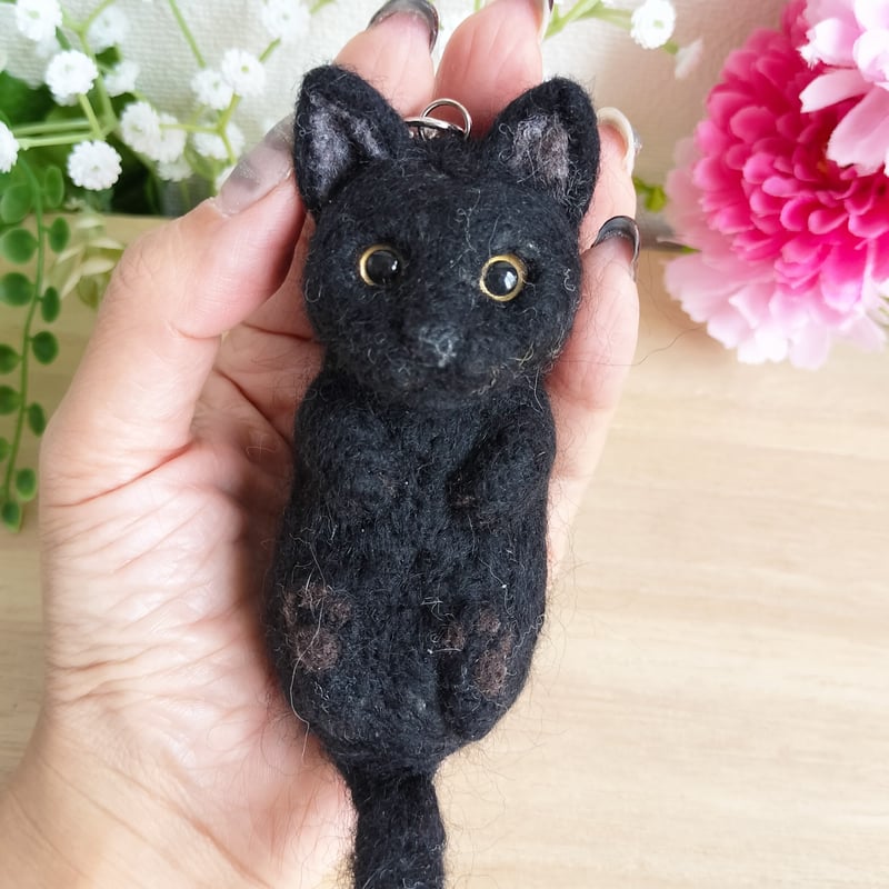 羊毛ネコ＊にゃんポーズキーホルダー(黒猫) | MoMo色の、そら。／ネコ