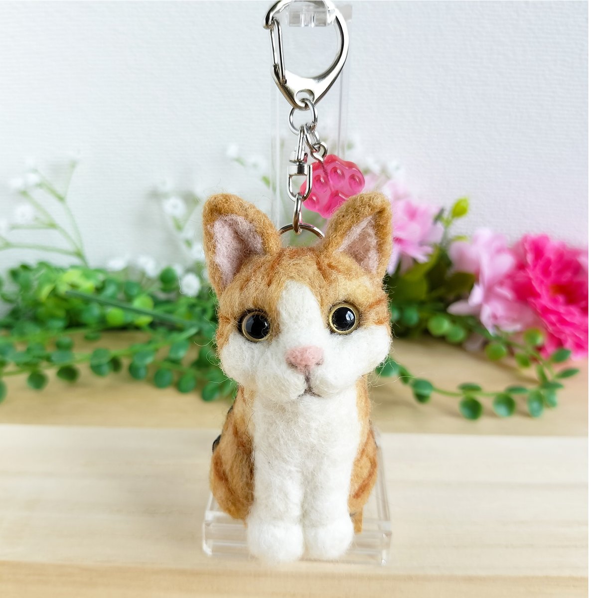 羊毛ネコ＊おすわりポーズキーホルダー(茶白) | MoMo色の、そら