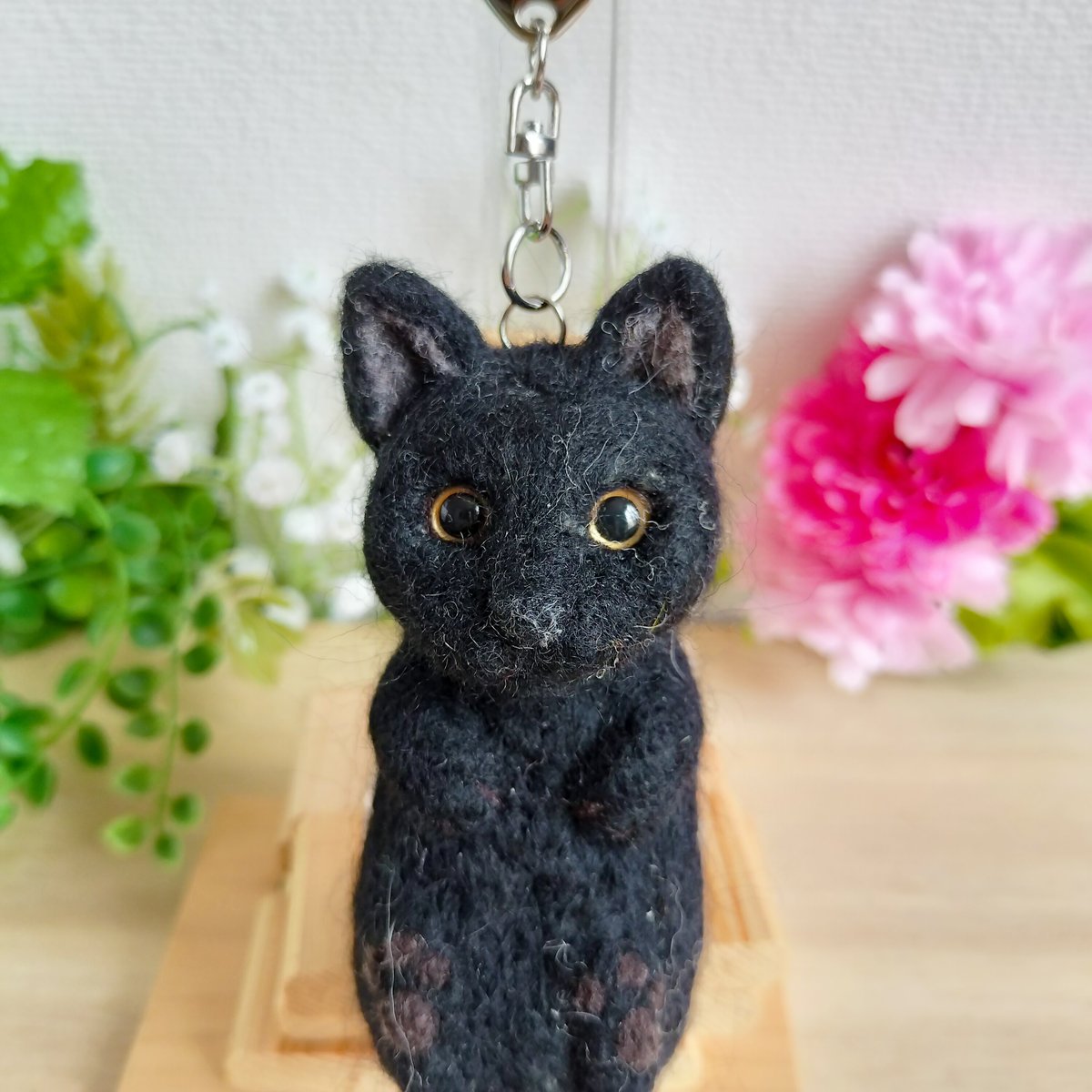羊毛ネコ＊にゃんポーズキーホルダー(黒猫) | MoMo色の、そら。／ネコ