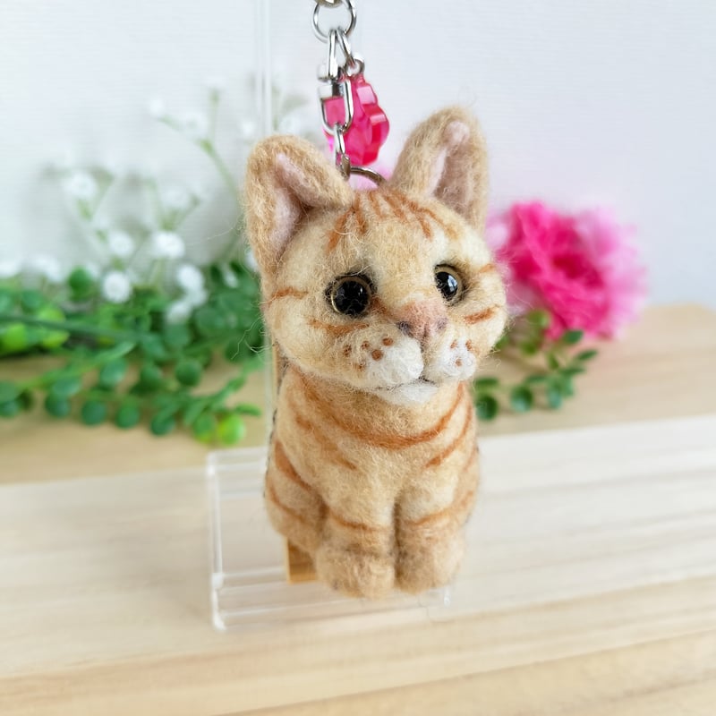 羊毛ネコ＊おすわりポーズキーホルダー(茶トラ) | MoMo色の、そら