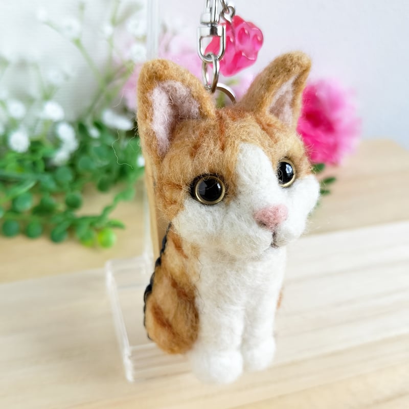 羊毛ネコ＊おすわりポーズキーホルダー(茶白) | MoMo色の、そら